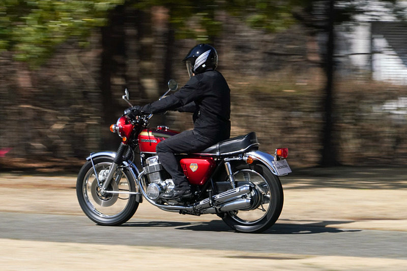 ドリーム CB750 FOURのデモンストレーション走行