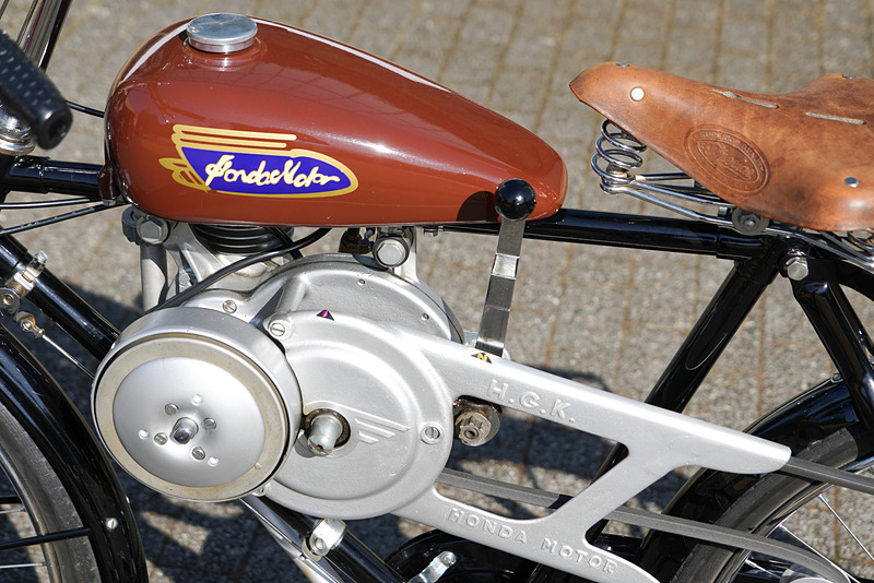 レバーを前に倒してクラッチを繋ぐ