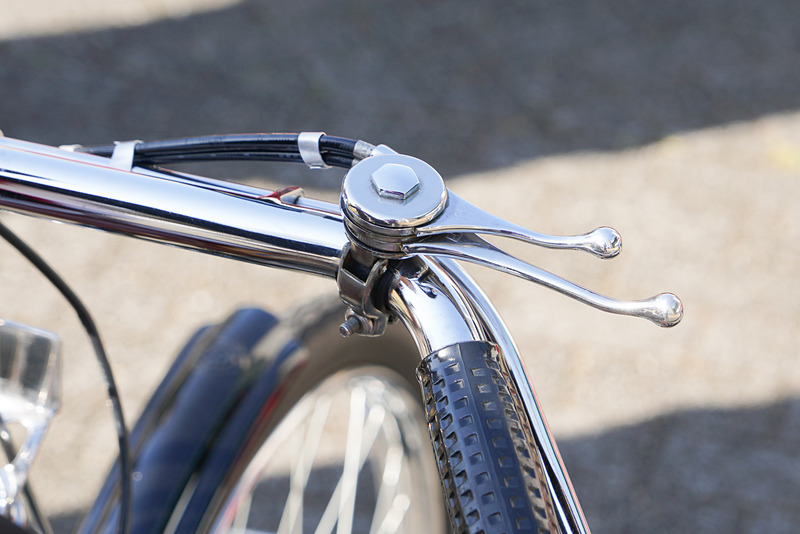 アクセル操作は右手で行なう