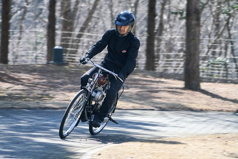 アクセル操作は右手で行なう