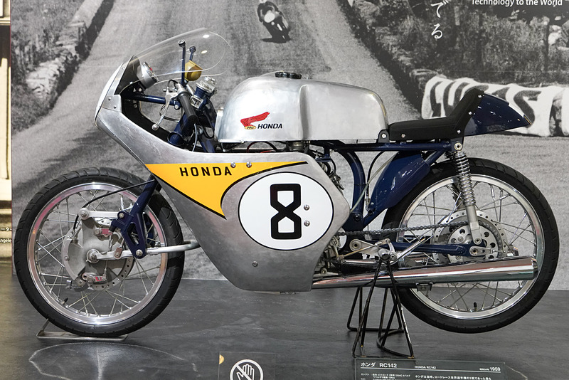 現地で2バルブから4バルブ化した、125cc2気筒4バルブDOHCエンジンを搭載