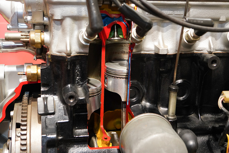 シビック CVCCに搭載していた、世界初の低公害エンジン「CVCC」のカットモデル