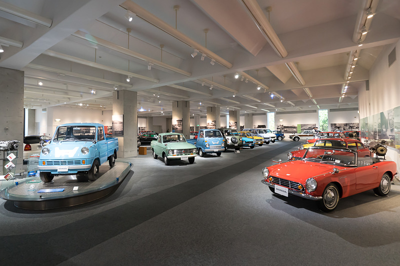 コレクションホールは常設の展示もたっぷりある。4輪車のコーナー