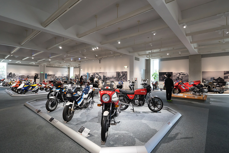 2輪車のコーナー。カワサキ Z400FXやスズキ RG250ガンマといった他社モデルも見受けられる