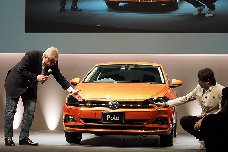 サッシャさんとシェア氏が新型ポロを紹介していく