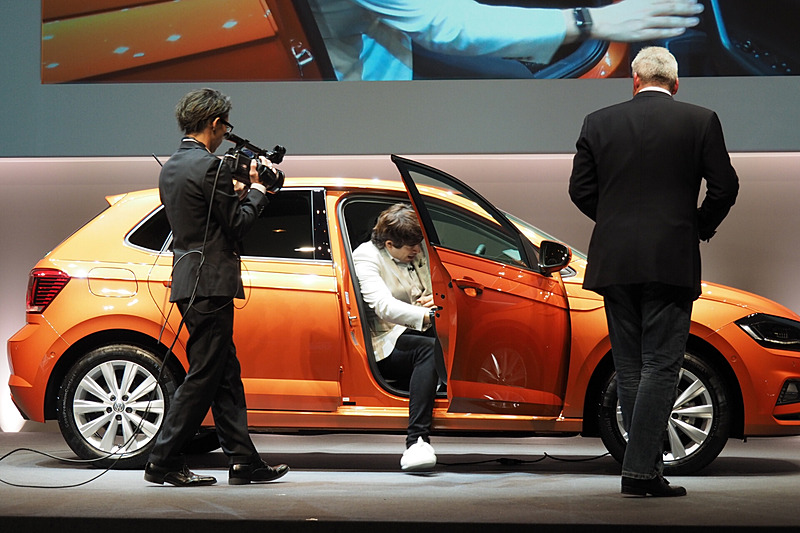 身長190cmのサッシャさんが新型ポロに乗り込む