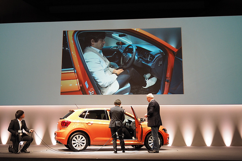 頭上と膝まわりに余裕があることをアピール