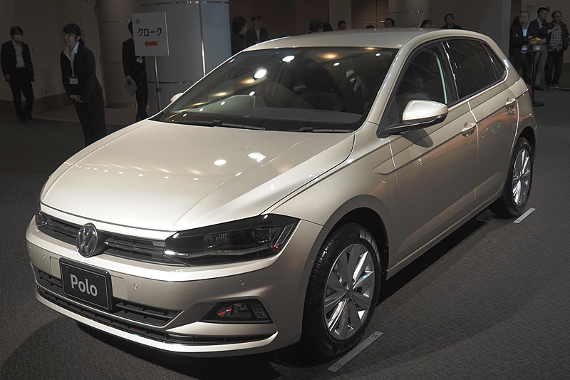 「アイボリーシルバーメタリック」