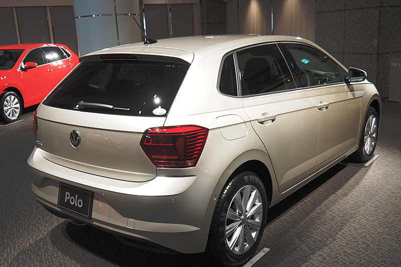 「アイボリーシルバーメタリック」