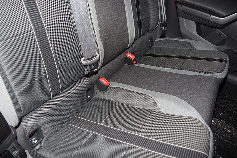 シート下部はえぐってあるので、身長の高い人が座っても天井に当たりにくい