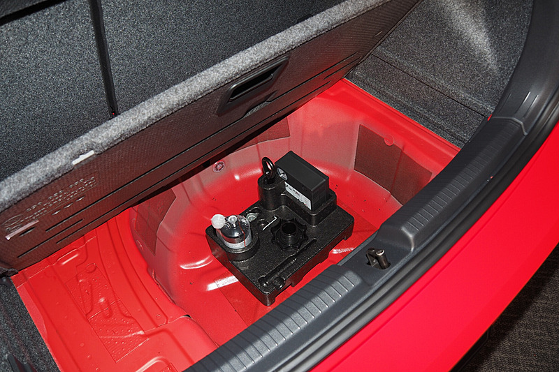 アンダーボード下はスペアタイヤスペースで、パンク修理キットが付属する