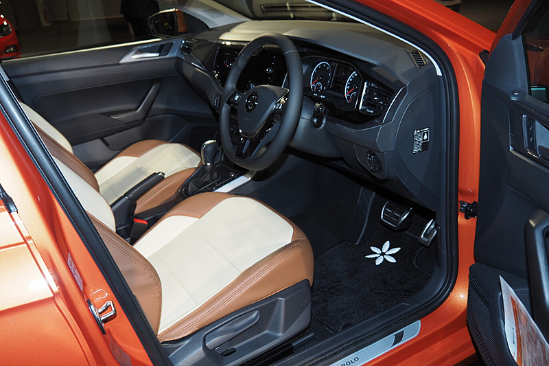 ディーラーオプション装備車も展示された。レザーのシートカバーは参考出品