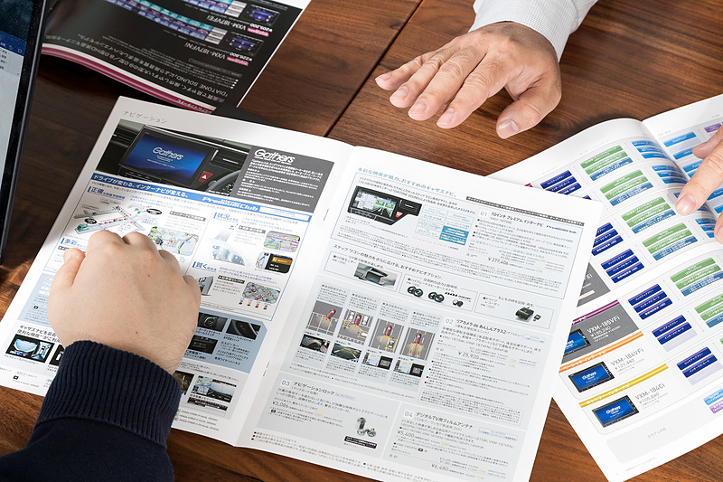 ステップワゴンの用品カタログを見ながらVXU-187SWiの特徴を説明していただいた