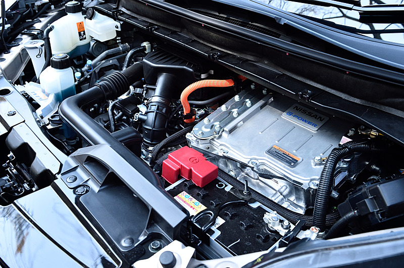 直列3気筒DOHC 1.2リッター「HR12DE」エンジンに「EM57」モーターを組み合わせるセレナ e-POWER。エンジンの最高出力は62kW（84PS）/6000rpm、最大トルクは103Nm（10.5kgm）/3200-5200rpm。EM57モーターは最高出力100kW（136PS）、最大トルク320Nm（32.6kgm）で、JC08モード燃費は装備内容によって異なるものの、全グレードで26.2km/Lを達成している