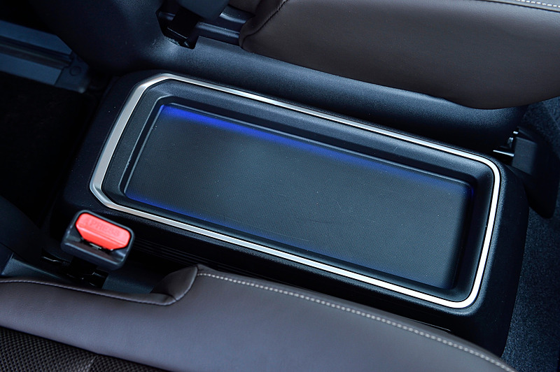 セレナ e-POWERではバッテリーをほぼ満タン（約90％）にする「チャージモード」、バッテリー残量に関わらず可能な限りバッテリーのみで走行する「マナーモード」を新設定。その操作はカーナビ画面下のスイッチで行なえる。そのほか、ブルーライティングによる間接照明付きのフロントセンタートレイもセレナ e-POWERの専用装備となっている