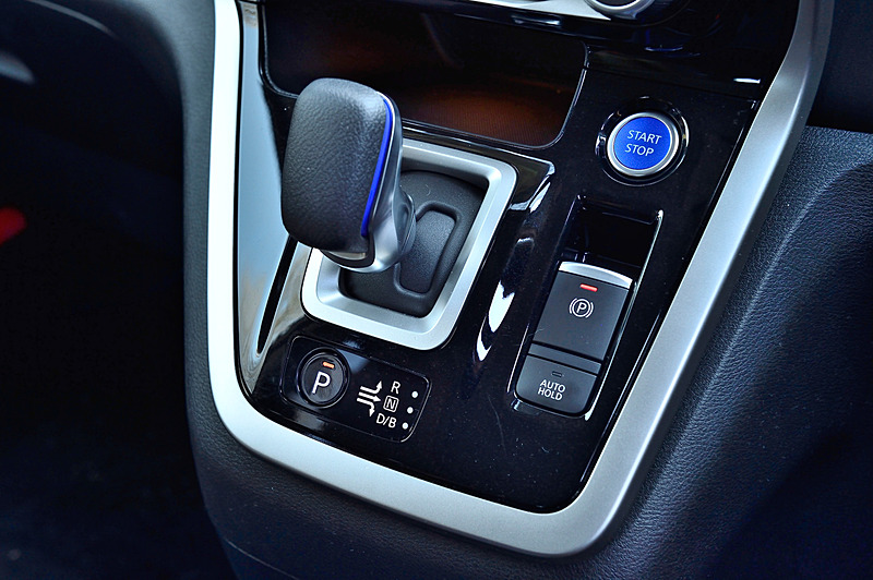 インテリアではシフトノブやスタータースイッチ、メーターまわりにブルーのアクセントを採用。静粛性の向上も図られ、フロントガラスに遮音中間膜を入れるとともに、日産初採用の4層構造のセンターカーペットの装備、ダッシュインシュレーターの構造変更などが行なわれている