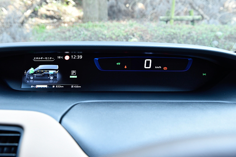 セレナ e-POWERではバッテリーをほぼ満タン（約90％）にする「チャージモード」、バッテリー残量に関わらず可能な限りバッテリーのみで走行する「マナーモード」を新設定。その操作はカーナビ画面下のスイッチで行なえる。そのほか、ブルーライティングによる間接照明付きのフロントセンタートレイもセレナ e-POWERの専用装備となっている