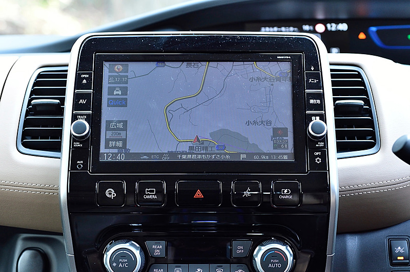 セレナ e-POWERではバッテリーをほぼ満タン（約90％）にする「チャージモード」、バッテリー残量に関わらず可能な限りバッテリーのみで走行する「マナーモード」を新設定。その操作はカーナビ画面下のスイッチで行なえる。そのほか、ブルーライティングによる間接照明付きのフロントセンタートレイもセレナ e-POWERの専用装備となっている