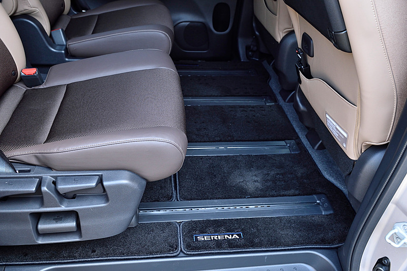 インテリアではシフトノブやスタータースイッチ、メーターまわりにブルーのアクセントを採用。静粛性の向上も図られ、フロントガラスに遮音中間膜を入れるとともに、日産初採用の4層構造のセンターカーペットの装備、ダッシュインシュレーターの構造変更などが行なわれている