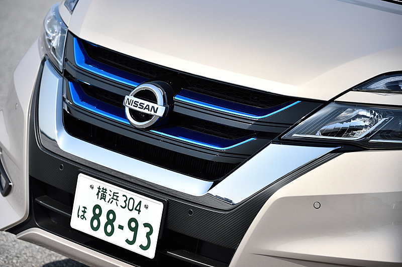 セレナ e-POWERのエクステリアではブルーカラーのアクセントを採り入れたVモーショングリル、3本ラインのLEDストップランプなどを採用。また、e-POWER専用装備として切削2トーン塗装の15インチアルミホイール（タイヤは195/65 R15サイズのダンロップ「エナセーブ EC300＋」）を装備するとともに、空力性能の向上を目的にピアノ調黒艶塗装のリアサイド・スポイラーなども与えられる