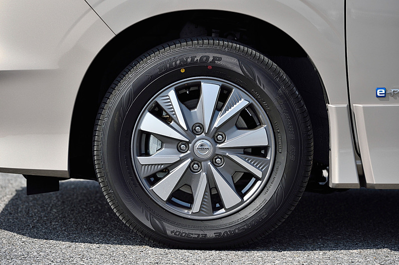 セレナ e-POWERのエクステリアではブルーカラーのアクセントを採り入れたVモーショングリル、3本ラインのLEDストップランプなどを採用。また、e-POWER専用装備として切削2トーン塗装の15インチアルミホイール（タイヤは195/65 R15サイズのダンロップ「エナセーブ EC300＋」）を装備するとともに、空力性能の向上を目的にピアノ調黒艶塗装のリアサイド・スポイラーなども与えられる