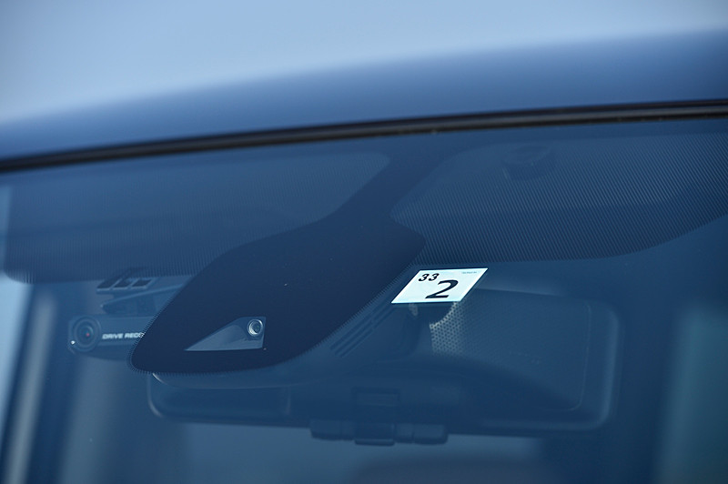 踏み間違い衝突防止アシストについて、従来のセレナではバンパー内のソナーで近距離のクルマや壁などを検知して約10km/hまで止まるという仕様だったが、セレナ e-POWERではソナーに加えてカメラの情報も制御に用いて対象を歩行者まで拡大。車速も約25km/h以下まで対応できるようになった