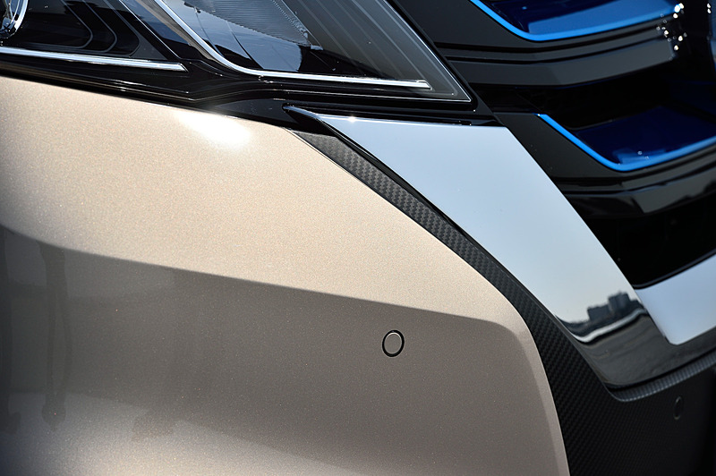 踏み間違い衝突防止アシストについて、従来のセレナではバンパー内のソナーで近距離のクルマや壁などを検知して約10km/hまで止まるという仕様だったが、セレナ e-POWERではソナーに加えてカメラの情報も制御に用いて対象を歩行者まで拡大。車速も約25km/h以下まで対応できるようになった