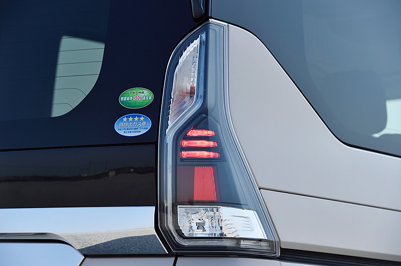 セレナ e-POWERのエクステリアではブルーカラーのアクセントを採り入れたVモーショングリル、3本ラインのLEDストップランプなどを採用。また、e-POWER専用装備として切削2トーン塗装の15インチアルミホイール（タイヤは195/65 R15サイズのダンロップ「エナセーブ EC300＋」）を装備するとともに、空力性能の向上を目的にピアノ調黒艶塗装のリアサイド・スポイラーなども与えられる