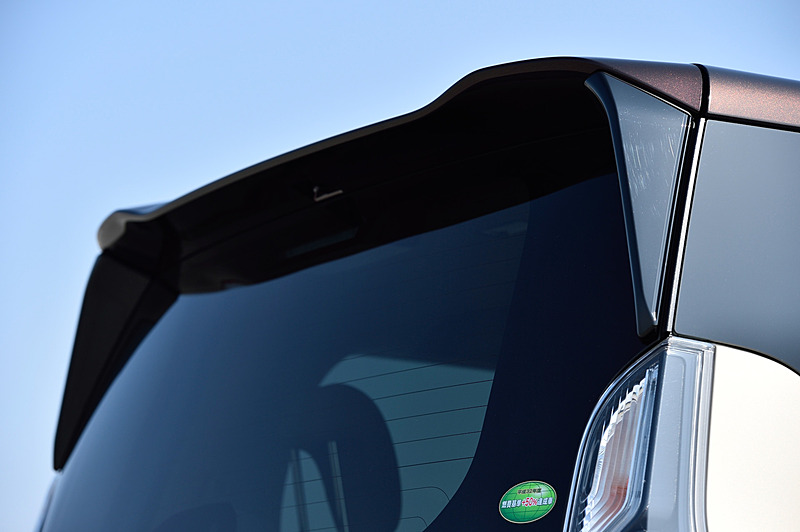 セレナ e-POWERのエクステリアではブルーカラーのアクセントを採り入れたVモーショングリル、3本ラインのLEDストップランプなどを採用。また、e-POWER専用装備として切削2トーン塗装の15インチアルミホイール（タイヤは195/65 R15サイズのダンロップ「エナセーブ EC300＋」）を装備するとともに、空力性能の向上を目的にピアノ調黒艶塗装のリアサイド・スポイラーなども与えられる