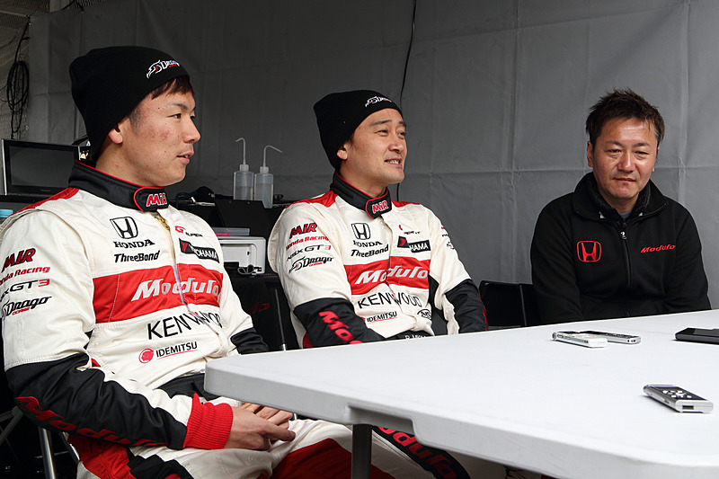 左から大津弘樹選手、道上龍選手、チョン・ヨンフン監督