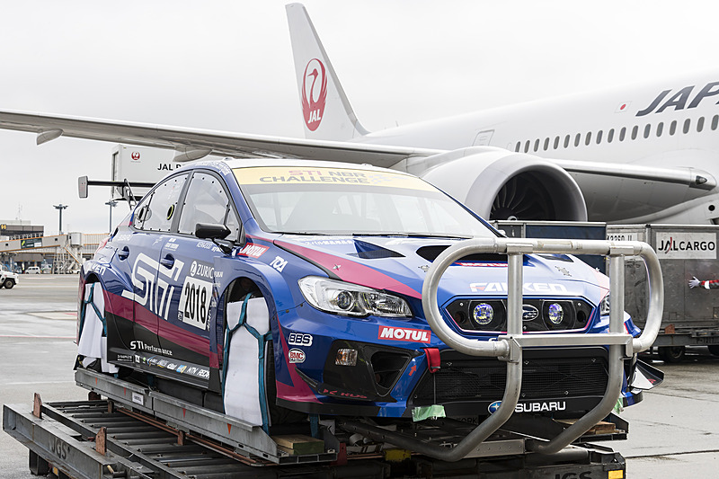 積み込みを待つ2018年のニュルブルクリンク24時間レース参戦車両「SUBARU WRX STI NBRチャレンジ2018」