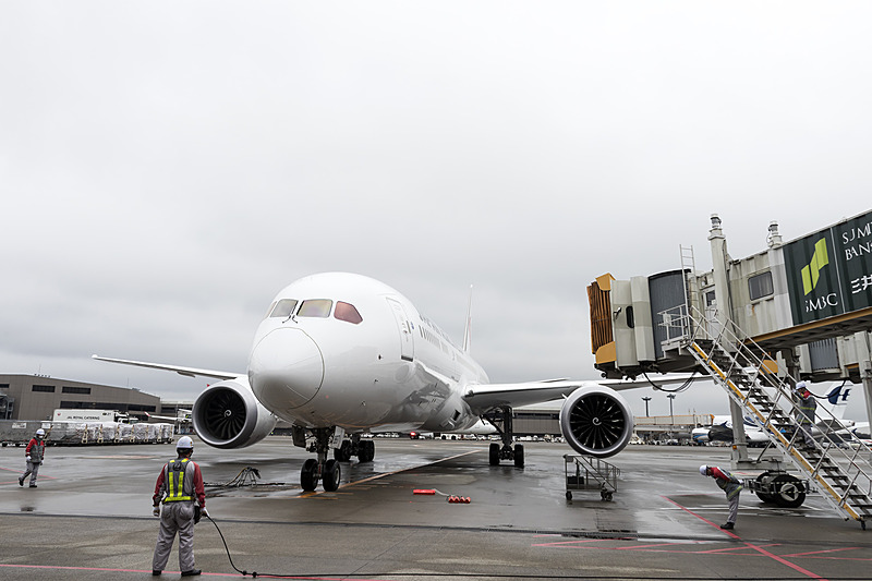 JAL407便となるボーイング787-9型機が62番スポットに到着