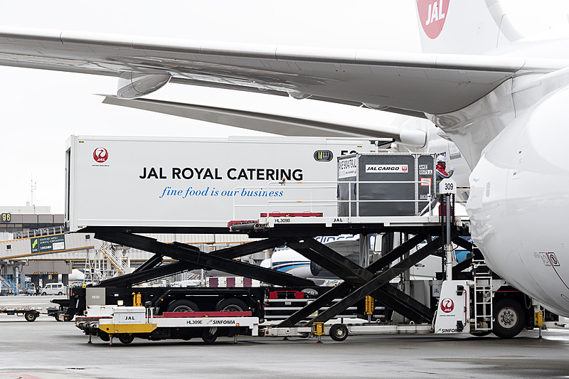 スポットインとともにフードローダーなどが作業を開始