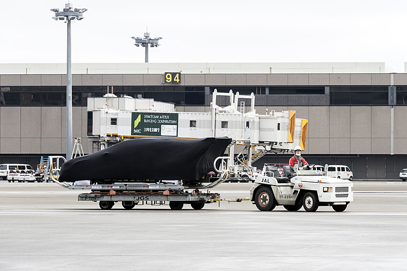 トーイングトラクターに牽引されてSUBARU WRX STI NBRチャレンジ2018が姿を現す