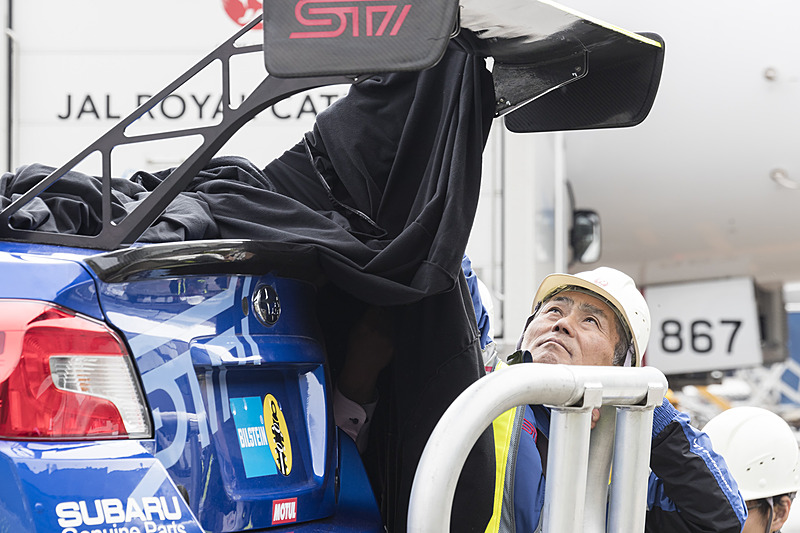 チーム総監督 辰己英治氏も作業をお手伝い