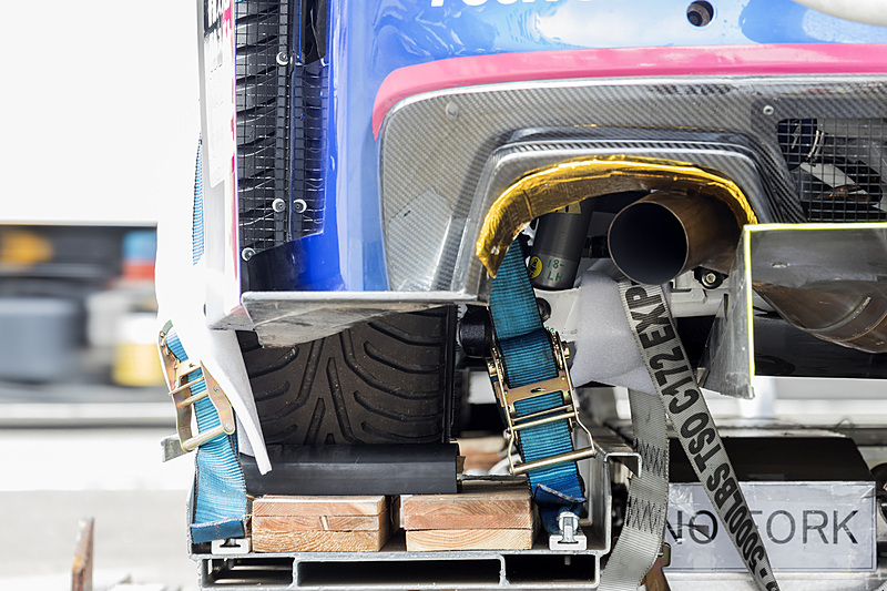 車高が低くパレットにあたってしまうため、端材でかさ上げされている。タイヤも本来のサイズだと積み込めないため移動用の仮のモノ