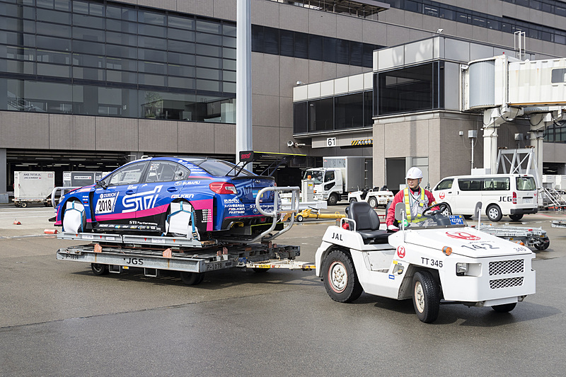 トーイングトラクターに引かれて積載が始まる