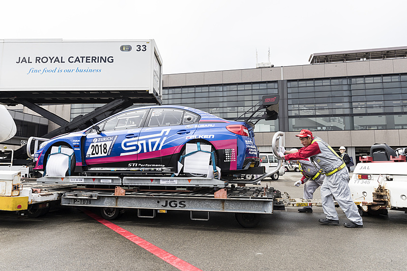 人力でハイリフトローダーに押し込む