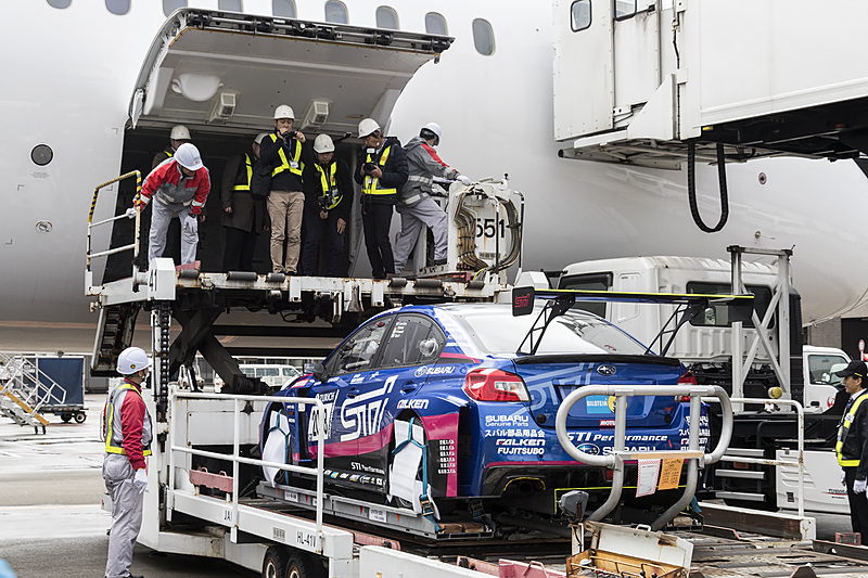 貨物室へ持ち上げられていく