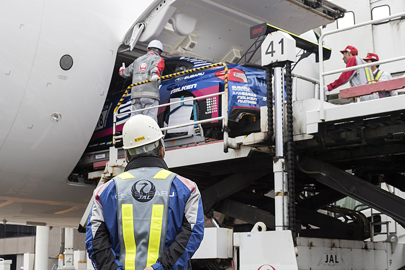 作業を見守る辰己総監督