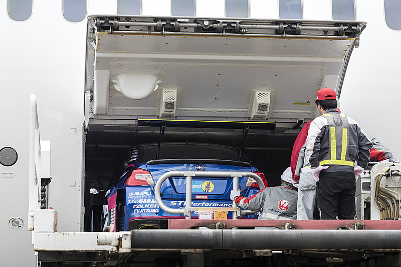 まずは横方向で貨物室へ