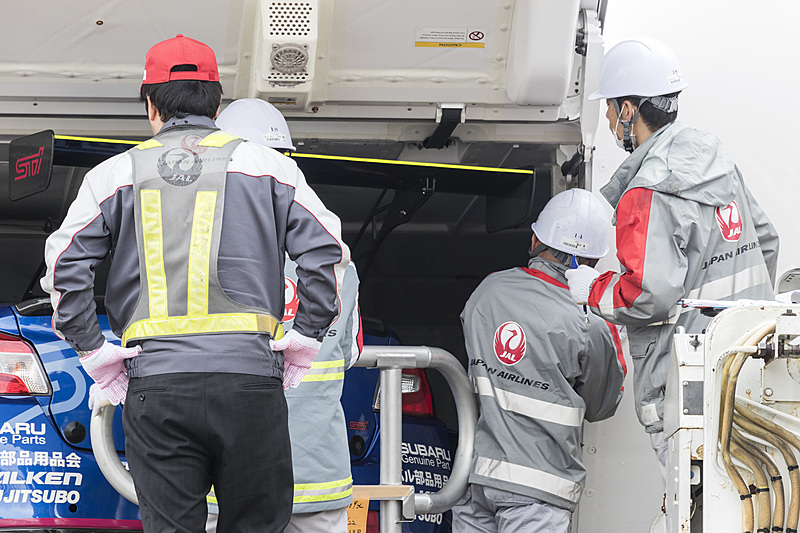 収まったところで向きをチェンジ。リアスポイラーの翼端板がギリギリ