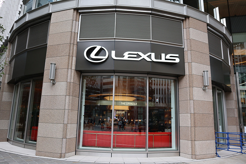 オープンスペースの「日比谷ステップ広場」側のエントランス脇に、大きなLEXUS看板を設置。店内のコンセプトカフェ「THE SPINDLE」から日比谷ステップ広場を望む配置となる