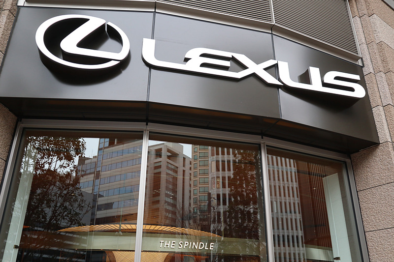 オープンスペースの「日比谷ステップ広場」側のエントランス脇に、大きなLEXUS看板を設置。店内のコンセプトカフェ「THE SPINDLE」から日比谷ステップ広場を望む配置となる