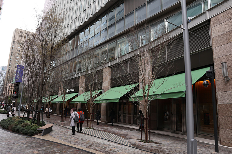 道向かいに日比谷シャンテ（東宝日比谷ビル）があるエリアはブティック＆ギャラリー「STEER and RING」となる