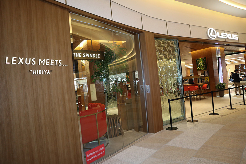 屋内のアトリウム側から見たLEXUS MEETS...