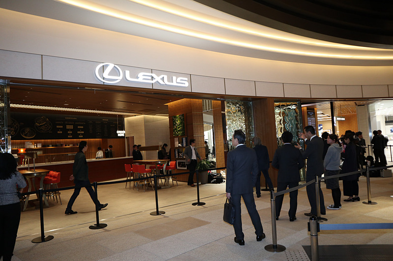 屋内のアトリウム側から見たLEXUS MEETS...
