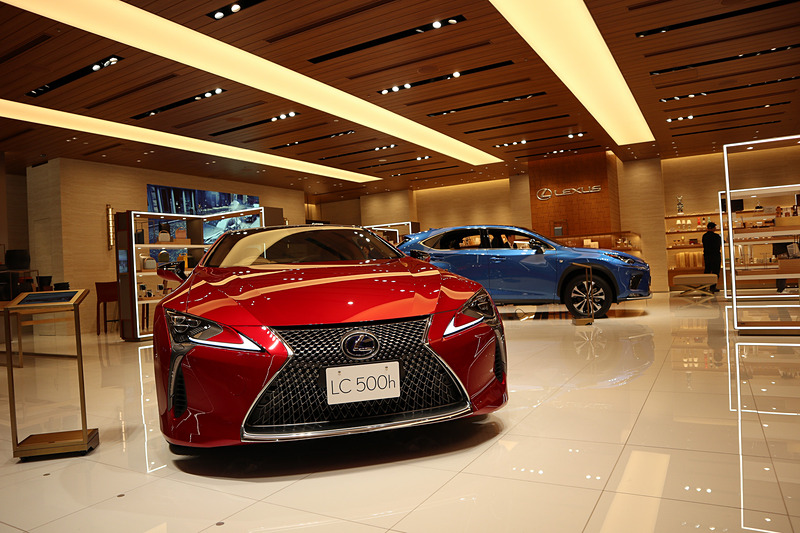 展示車両のレクサス「LC500h」（ラディアントレッドコントラストレイヤリング）