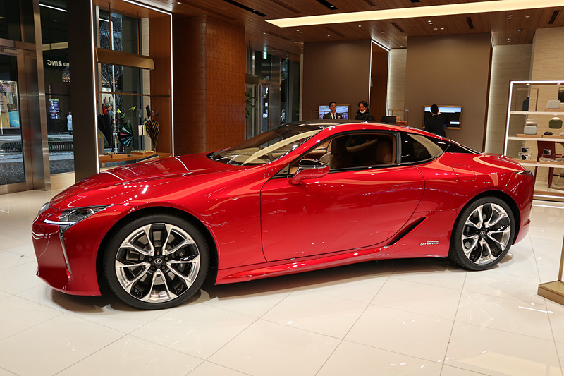 展示車両のレクサス「LC500h」（ラディアントレッドコントラストレイヤリング）
