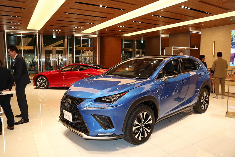 展示車両のレクサス「NX300」（スパークリングメテオメタリック）